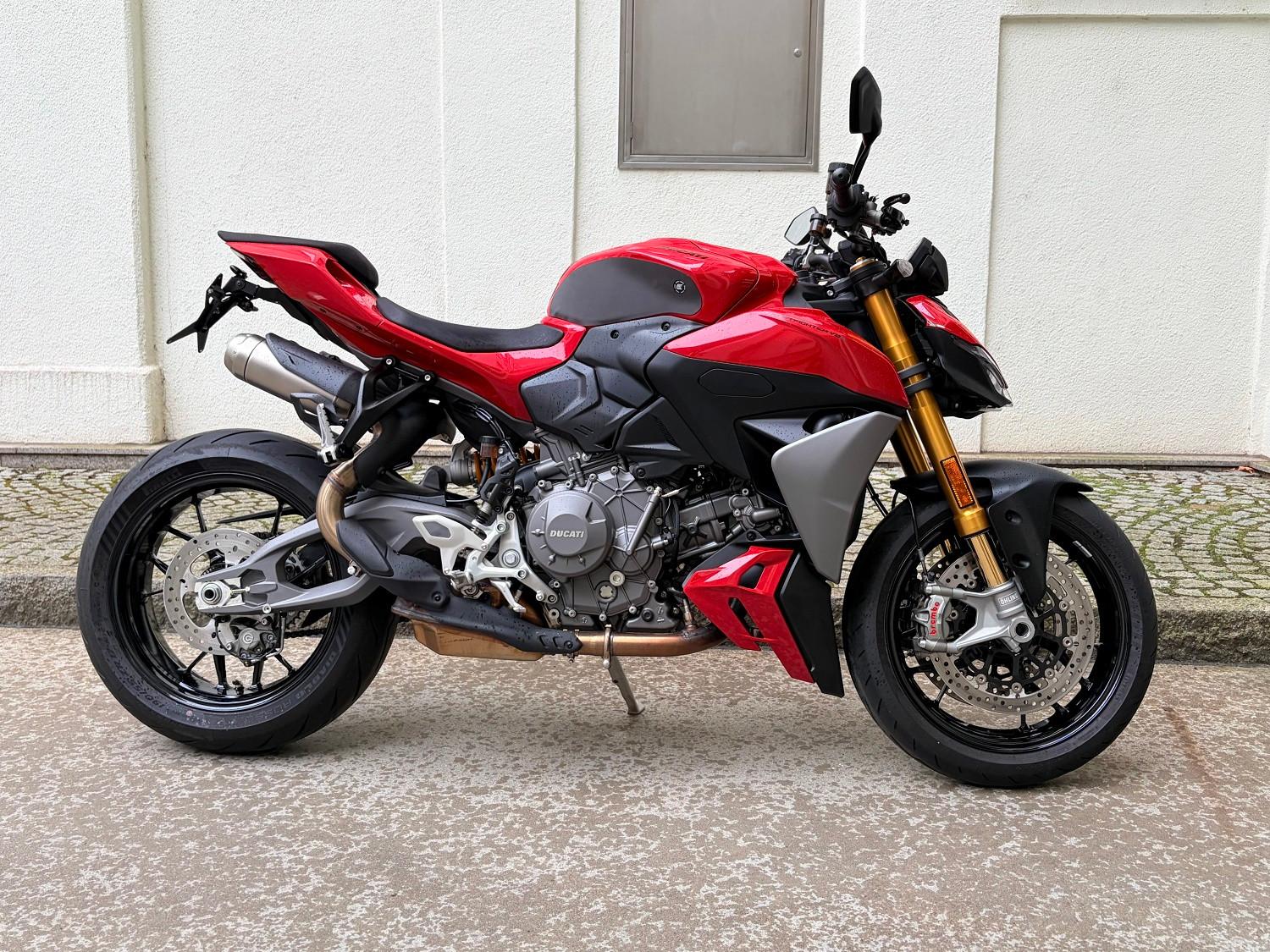 Ducati Streetfighter V2S