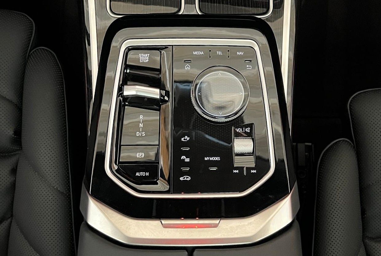 Fahrzeugabbildung BMW 740 d xDrive M Sport Pro*B&W*MASS*PAN*STHZ*CONNO