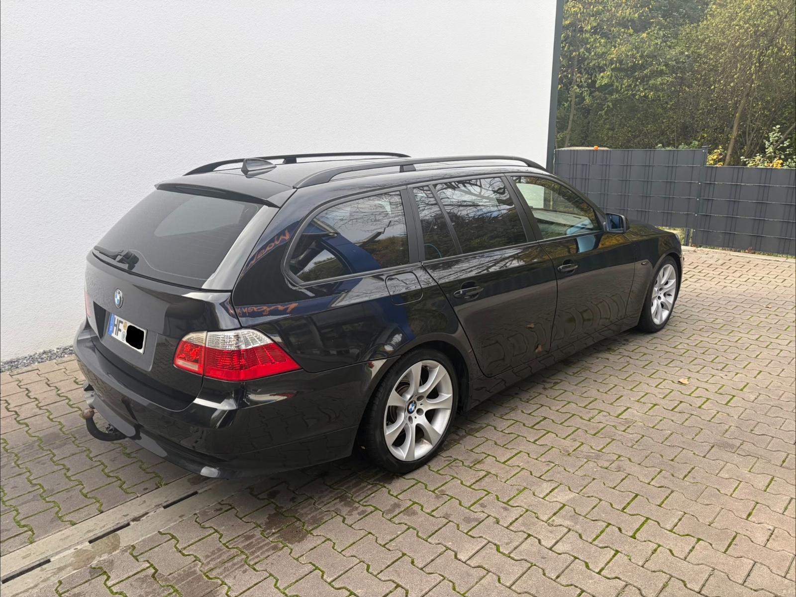 BMW 525 2004 — салон