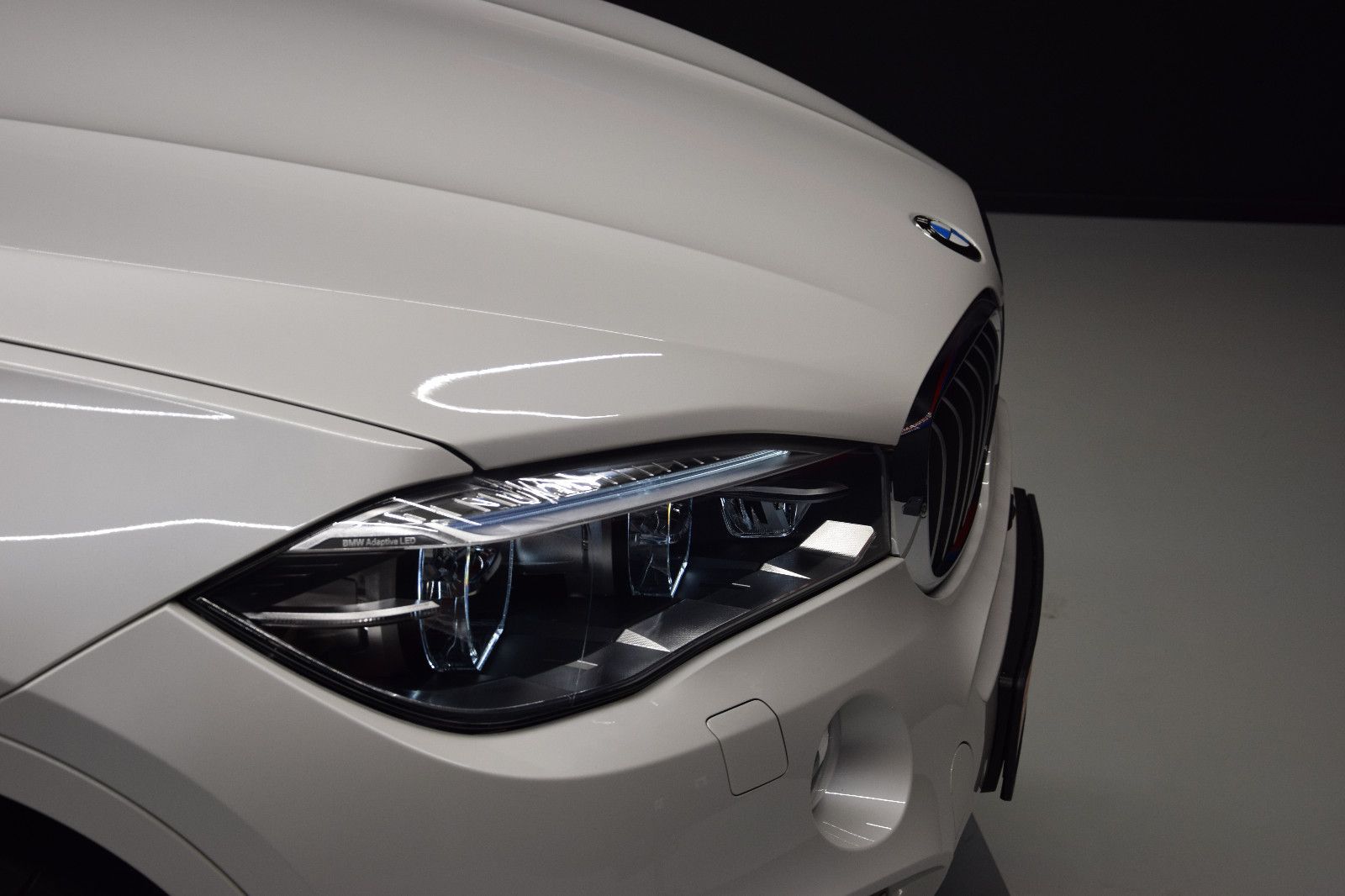 Fahrzeugabbildung BMW X6 M50 HUD TV 360 Pano Memory Sitzlüftung H&K