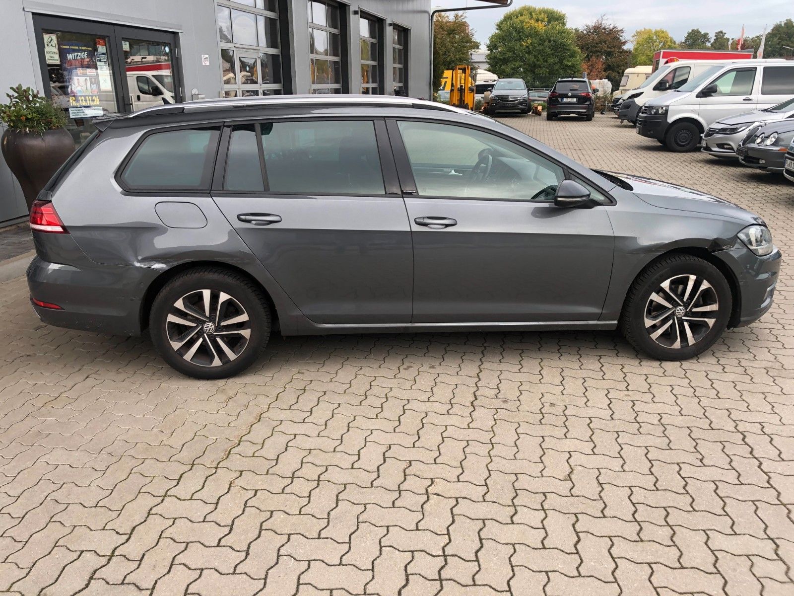 Fahrzeugabbildung Volkswagen Golf VII Variant IQ.DRIVE Seitenschaden