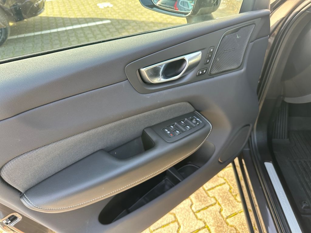 VOLVO XC60 T8 AWD Recharge Plus Dark 360° AHK semi ele VOLVO XC60 T8 AWD Recharge Plus Dark 360° AHK semi ele