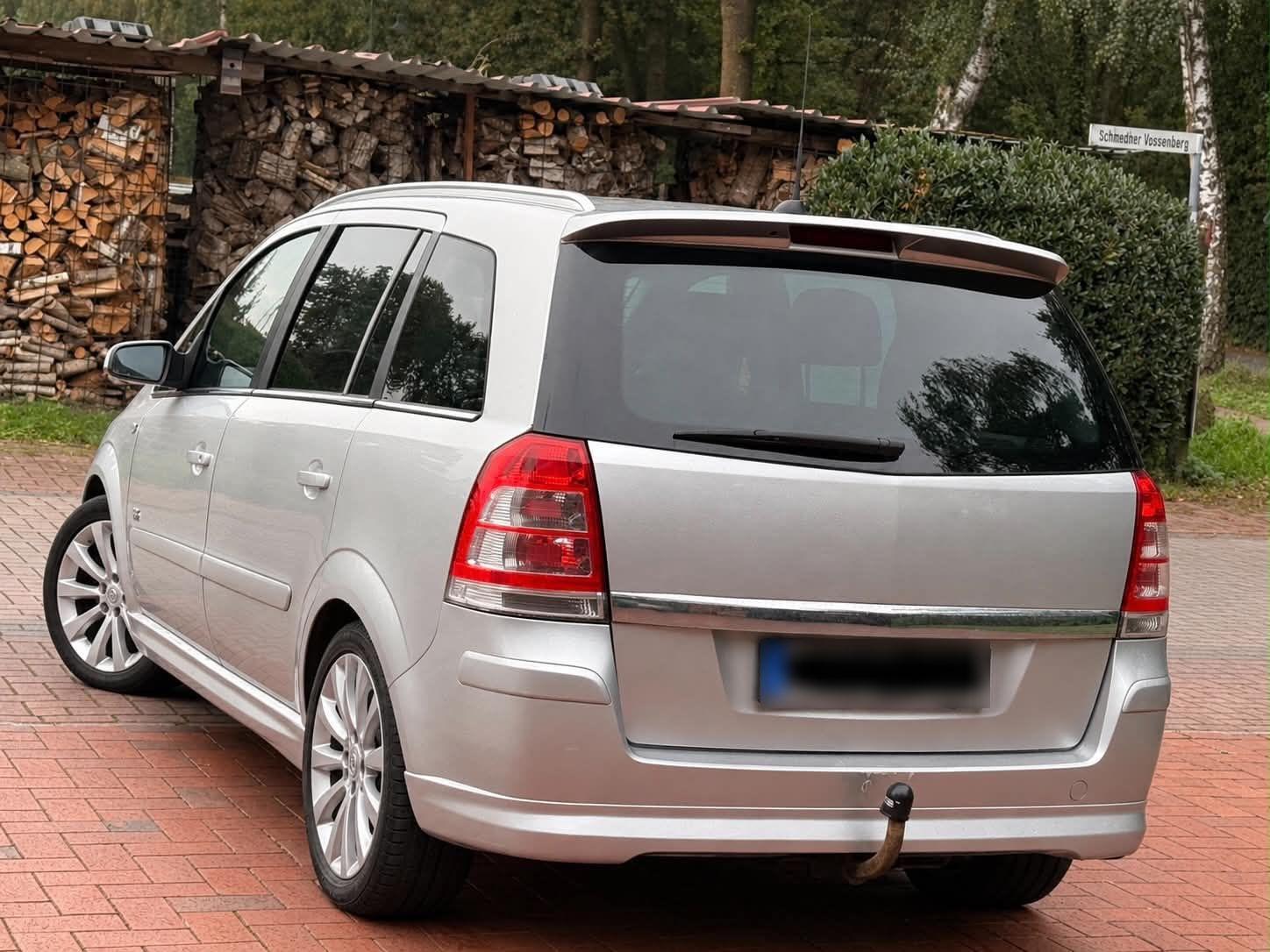 Opel Zafira 2009 — interior