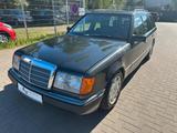 Mercedes-Benz 300 W 124 T Leder /-Klima/- Schiebedach Oldtimer - Mercedes-Benz 300 mit Benzin-Antrieb: Kombi