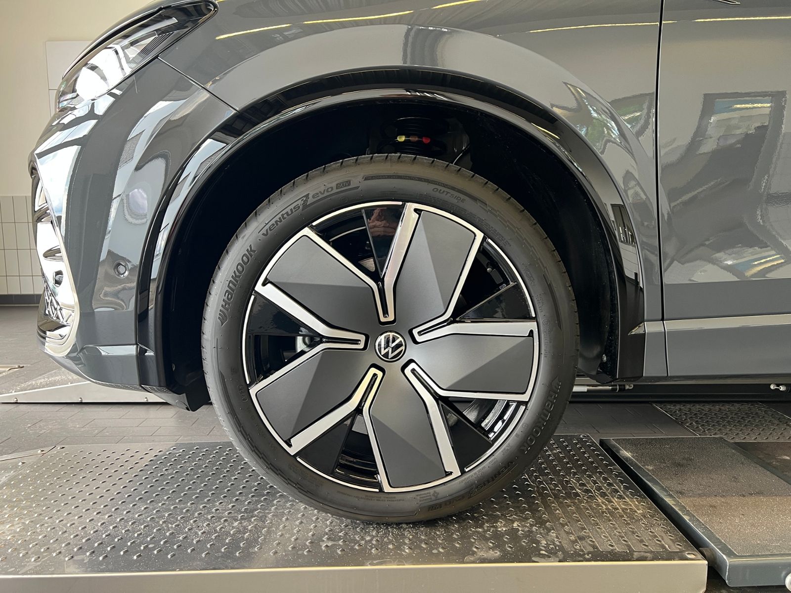 Fahrzeugabbildung Volkswagen Tiguan  R-Line 2.0 TDI DSG 4MOTION *AHK, Navi, P