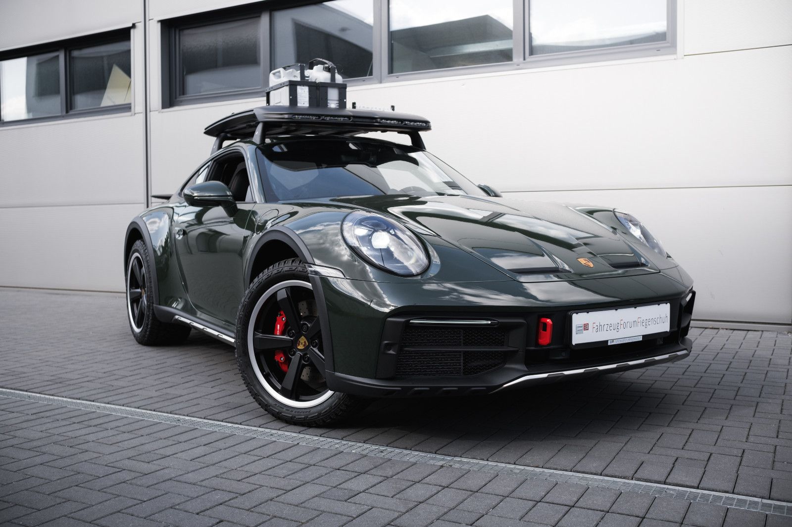 Fahrzeugabbildung Porsche 992/911 DAKAR - PTS Underberggrün-Rallyepaket