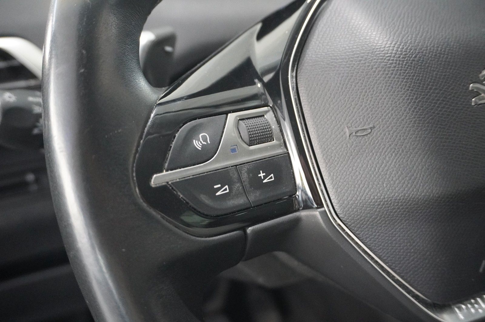 Fahrzeugabbildung Peugeot 5008 1.5D ALLURE NAVI/LED/KAMERA/VIRT/SH/DAB/AHK