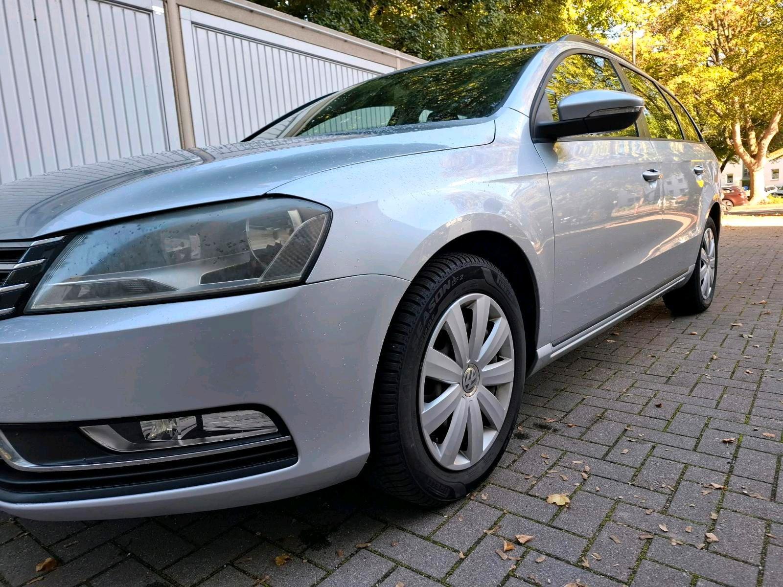 Volkswagen Passat 2011 — вигляд ззаду