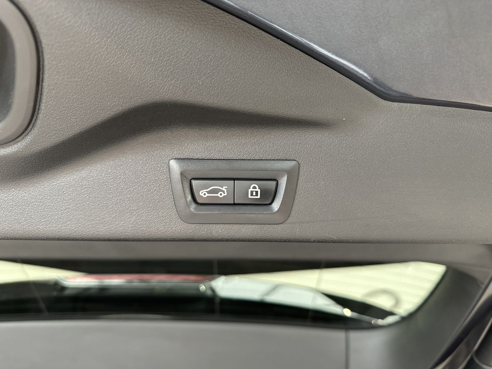 Fahrzeugabbildung BMW X5 xDrive40d M-Sport NAV+LASER+AHK+PANO+HEAD-UP