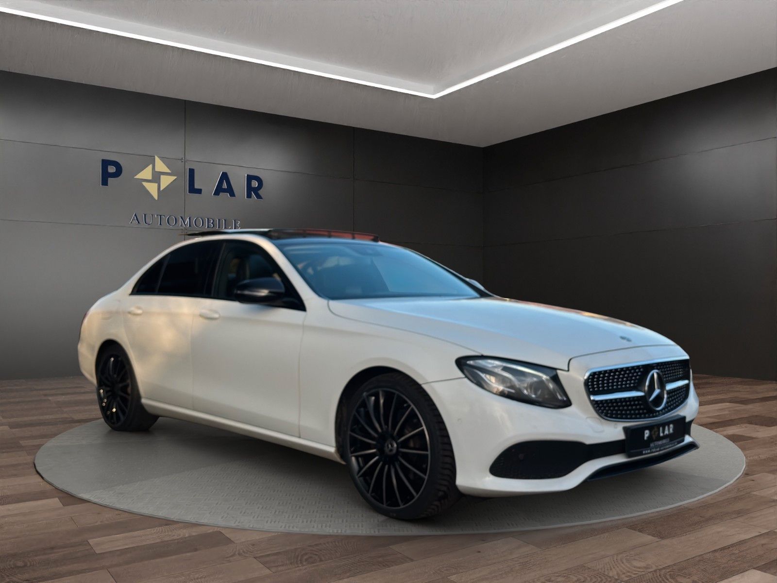 Fahrzeugabbildung Mercedes-Benz E 220d Lim. Pano/Widescreen/Kamera/MBeam