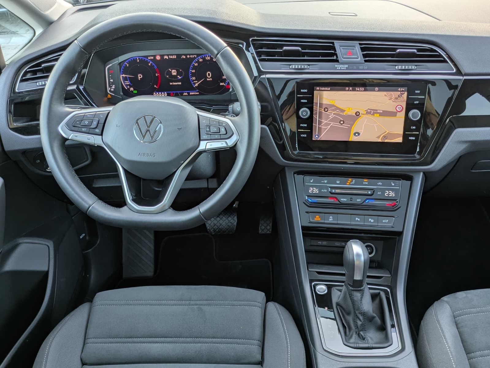 Fahrzeugabbildung Volkswagen Touran 2.0 DSG R-Line High BLACK Pano*7Si*IQ*AHK