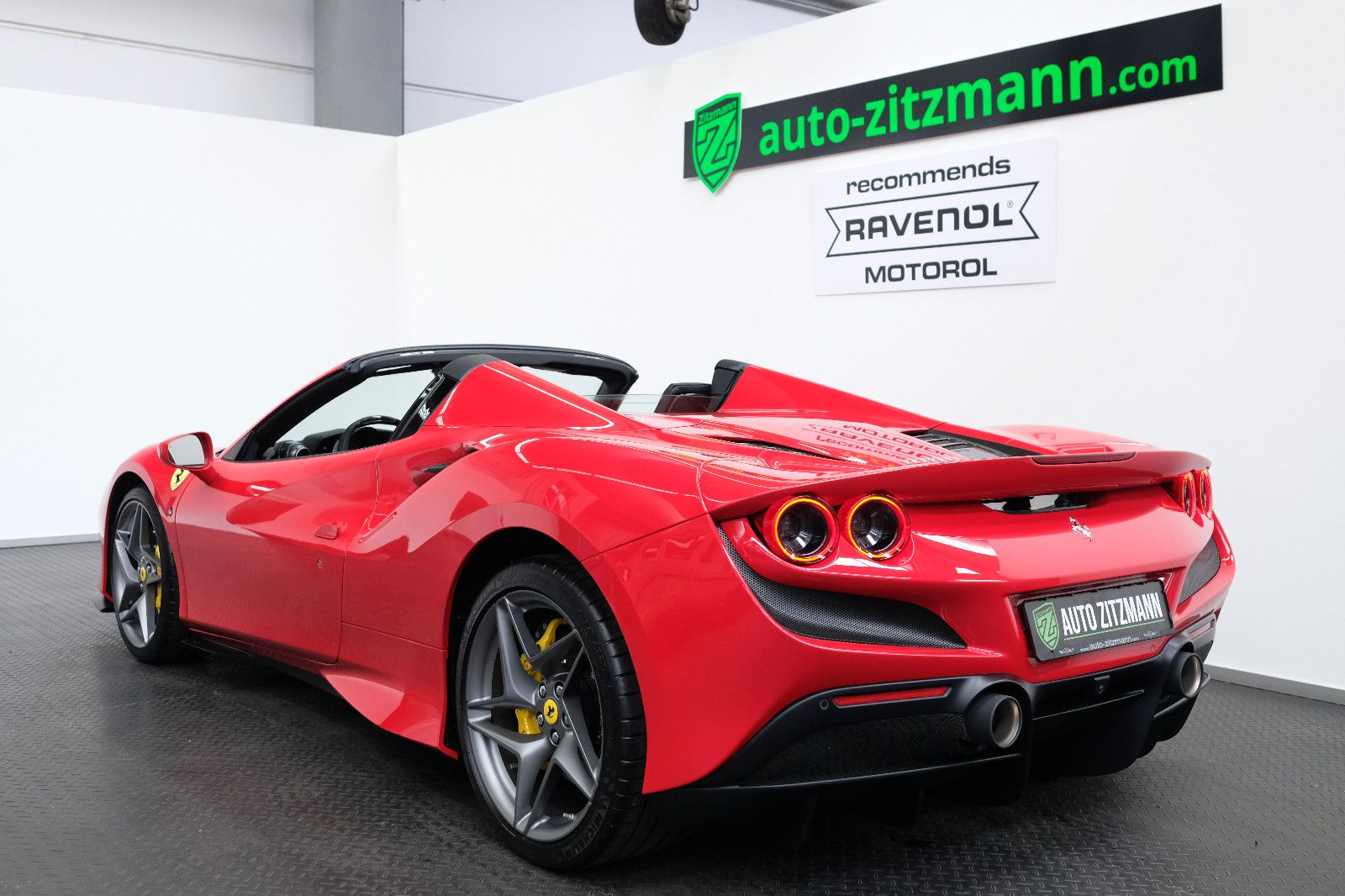 Fahrzeugabbildung Ferrari F8 Spider/CARBON/LIFT/PASSENGER DISPL/RACING/JBL