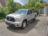 Toyota Tundra  - Toyota Tundra mit Benzin-Antrieb: Geländewagen