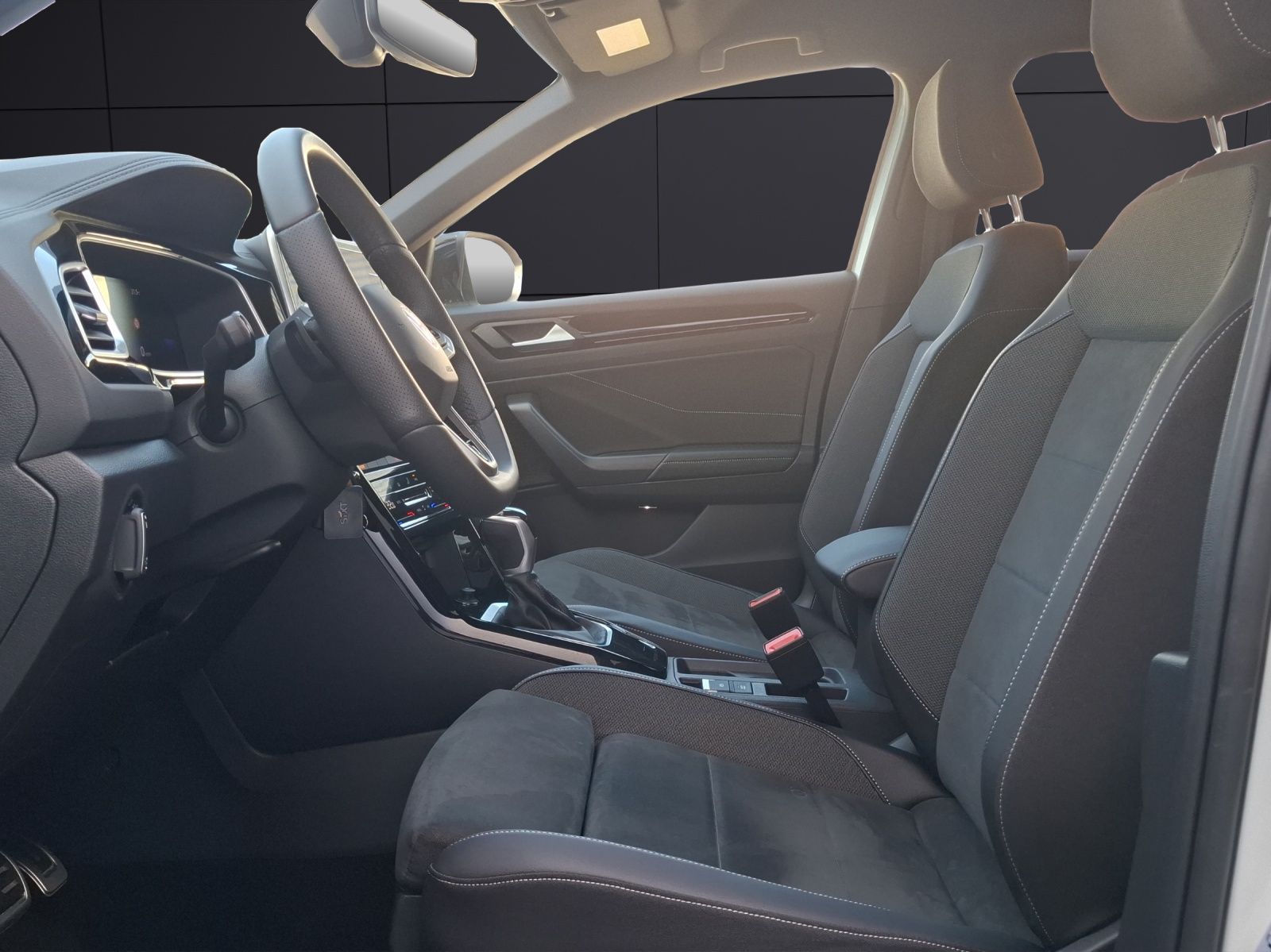 Fahrzeugabbildung Volkswagen T-Roc TSI R-Line DSG LEDplus AHK Navi AID ACC RF