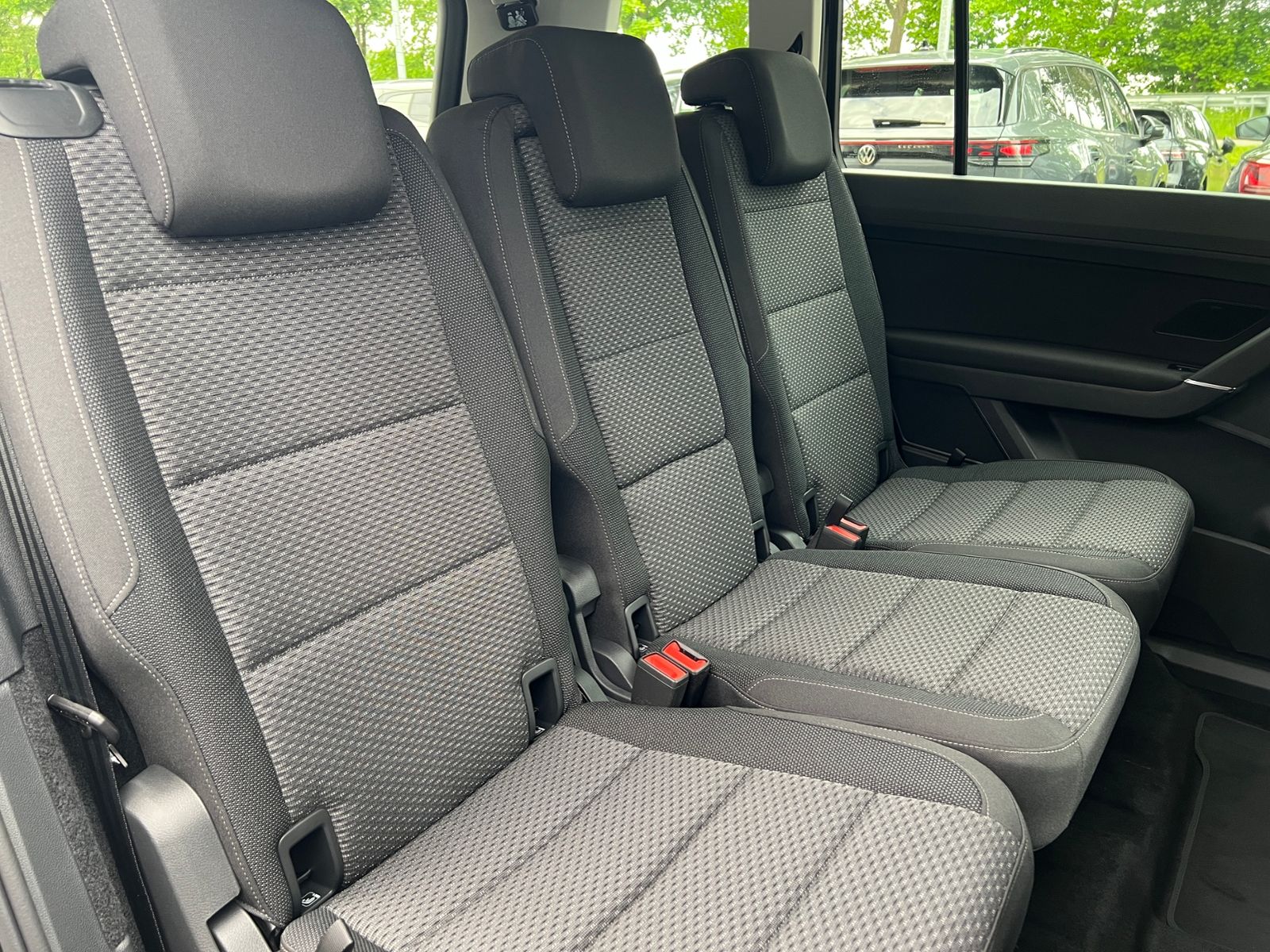 Fahrzeugabbildung Volkswagen Touran Comfortline 1.5 TSI DSG *LED, AHK, 7-Sitz