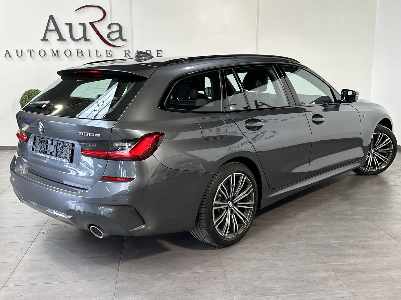 Fahrzeugabbildung BMW 330e Touring M-Sport NAV+LED+ACC+LIVE-COCKPIT+PP