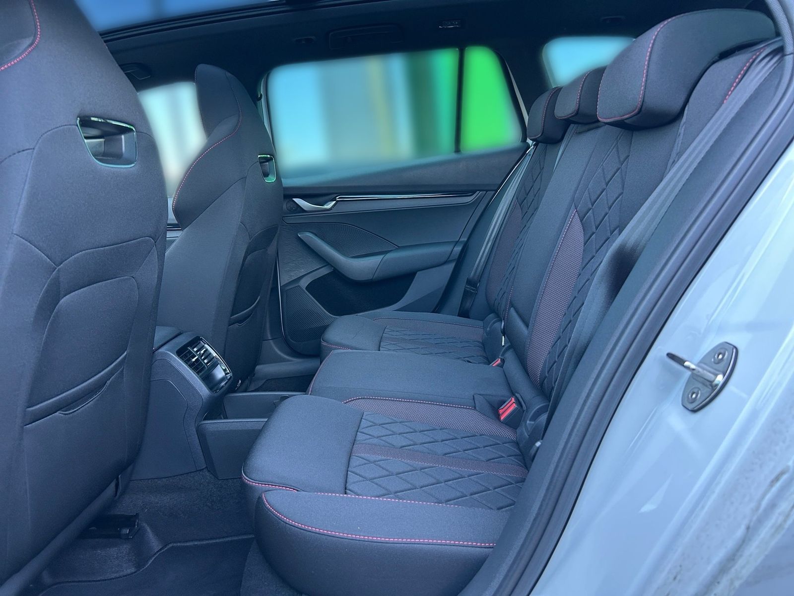 Skoda OCTAVIA COMBI 2.0 TSI DSG RS Panodach AHK Navi foto 9