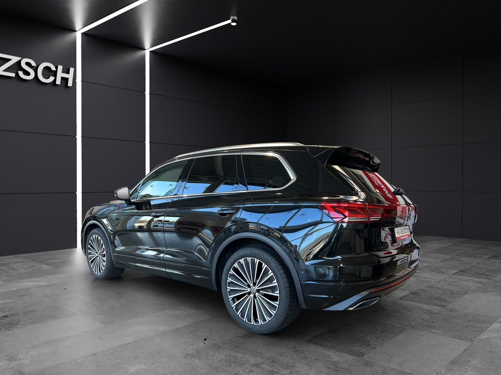 Fahrzeugabbildung Volkswagen Touareg TDI Elegance Matrix AHK HUD Luft Pano AI