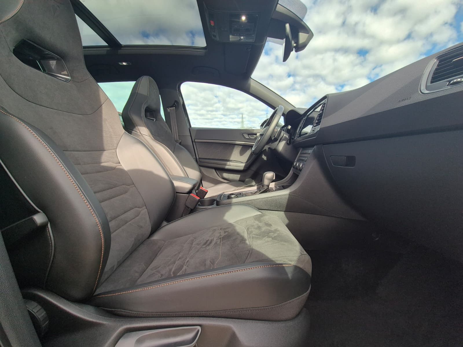 Fahrzeugabbildung CUPRA Ateca 1.5 TSI DSG PANO*DINAMICA*ACC*KAM*AHK*19"
