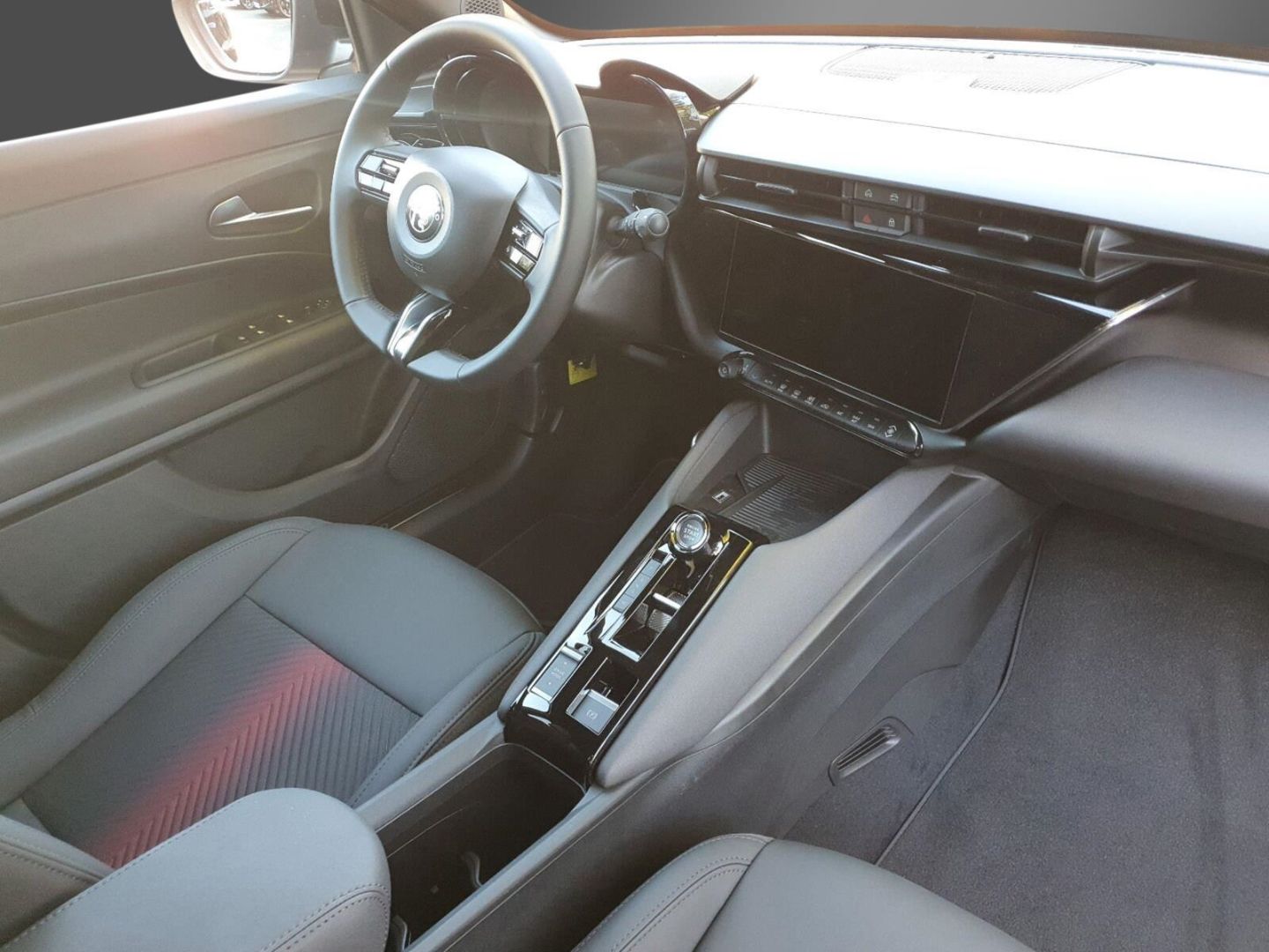 Fahrzeugabbildung Alfa Romeo Junior Ibrida Q4 1,2 VGT 107kW - sofort -