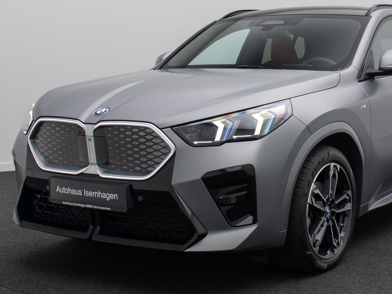 Fahrzeugabbildung BMW iX2 eD20 M Sport 360&deg;HUD DAB H/K Panorama 19Zoll