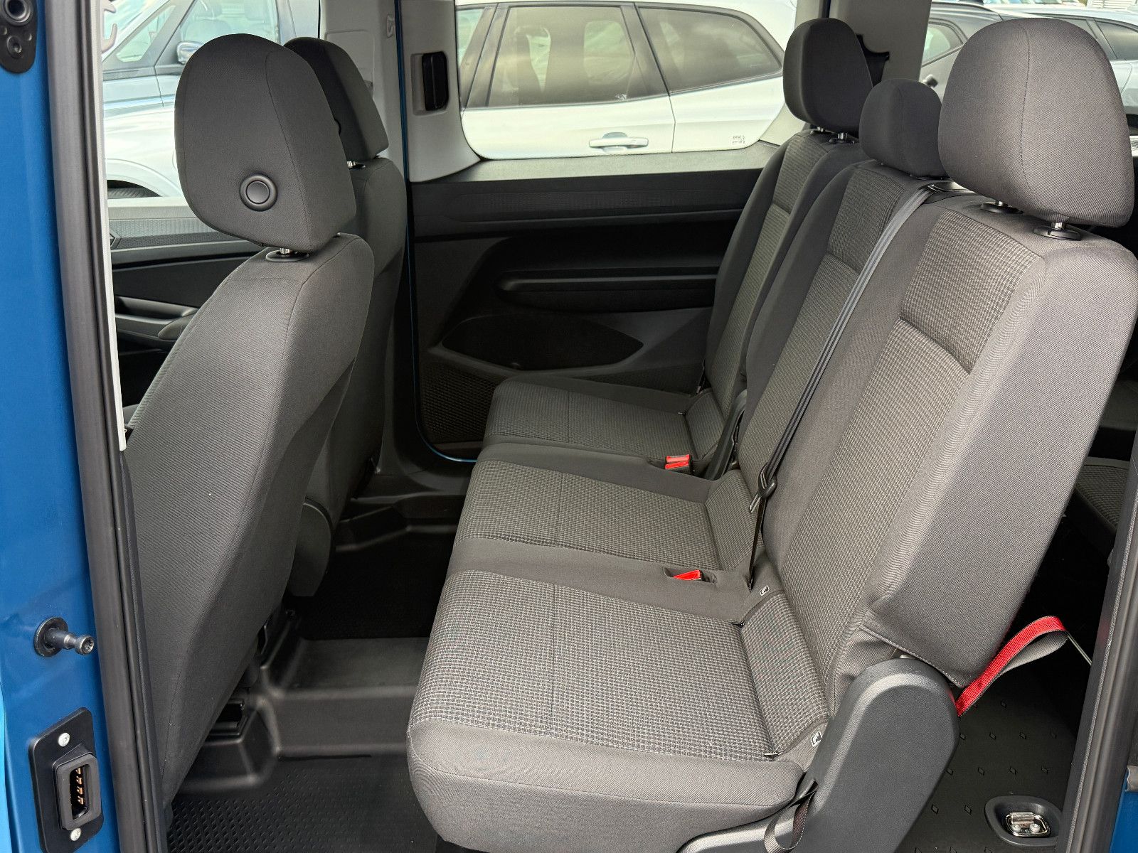 Fahrzeugabbildung Volkswagen Caddy Maxi 7-Sitzer DAB GRA Navi Kamera SHZ PDC