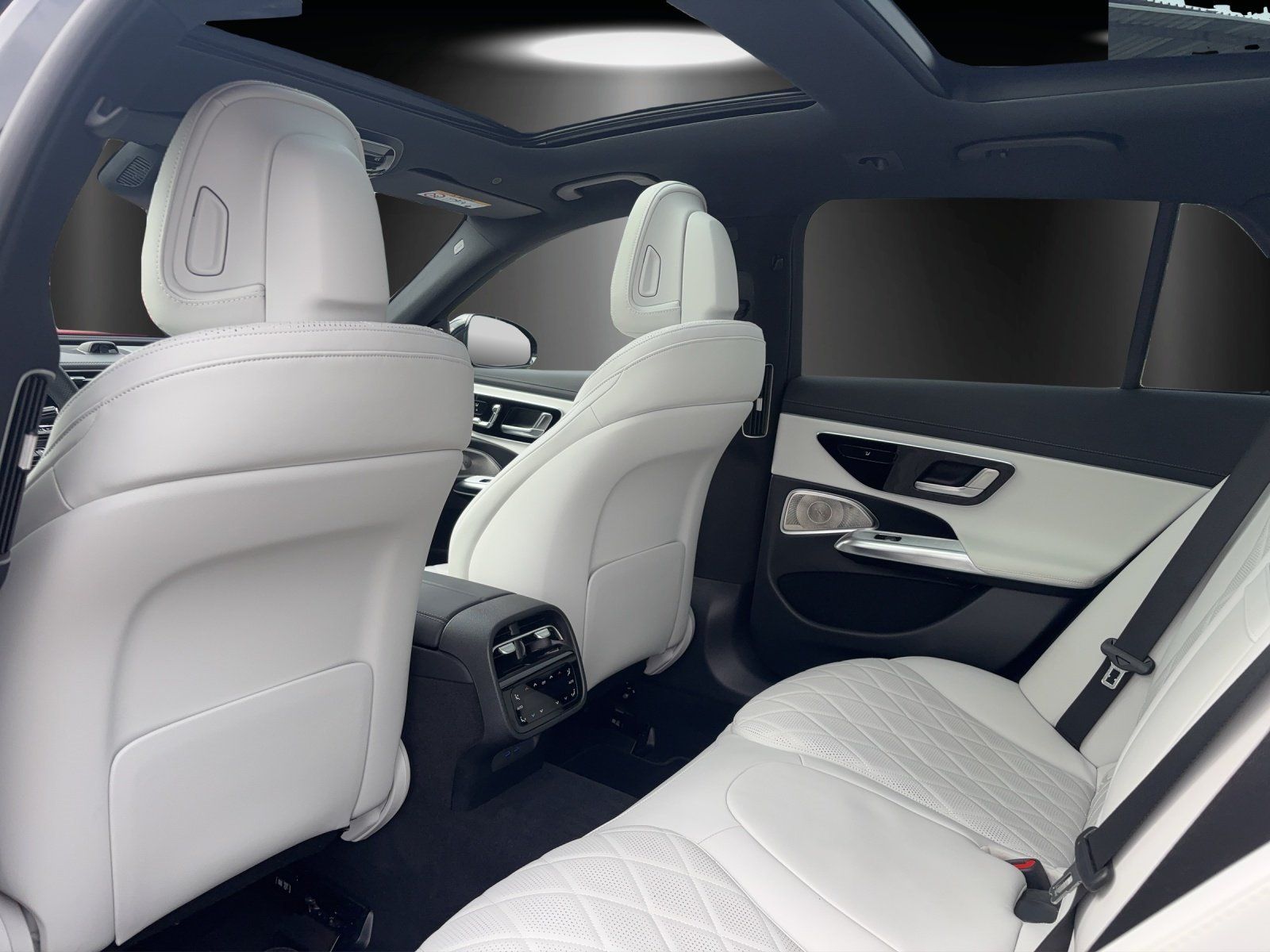 Fahrzeugabbildung Mercedes-Benz E300de 4M T AMG Prem+ AIRMATIC Hyper AHK Fahrasi