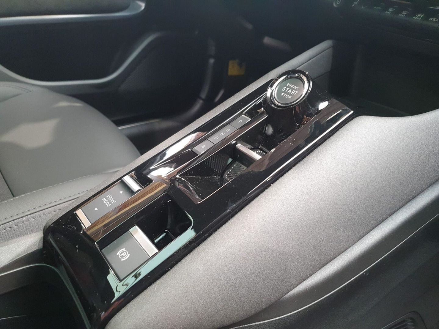 Fahrzeugabbildung Alfa Romeo Junior Elettrica VELOCE  280 PS voll Top Deal