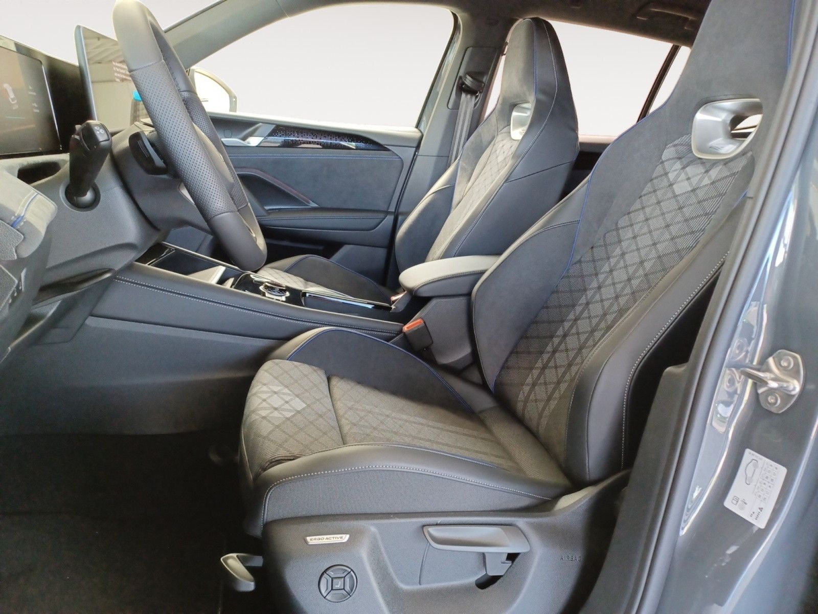 Fahrzeugabbildung Volkswagen Tiguan 1.5 eHybrid DSG R-Line AHZV, Matrix LED