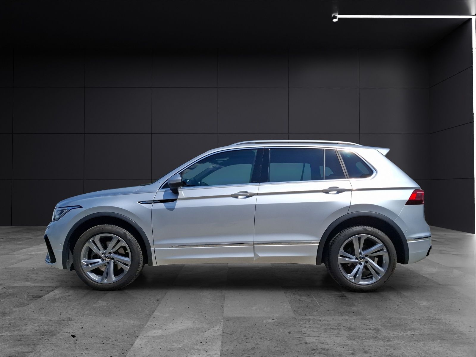 Fahrzeugabbildung Volkswagen Tiguan TSI R-Line DSG 4M STH Matrix AHK Navi Pan