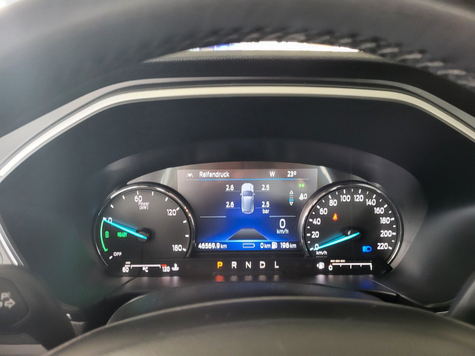 Fahrzeugabbildung Ford Kuga Plug-In/NAVI/SITZHZG./AHK/PDC