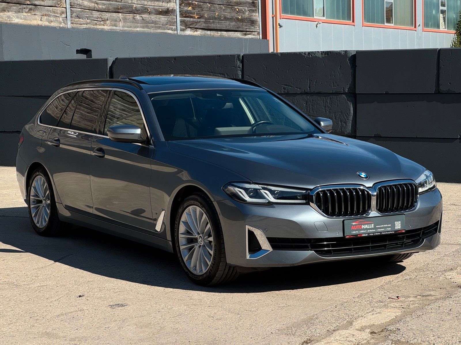 Fahrzeugabbildung BMW 520i Touring Luxury Line Pano Leder HiFi CAM AHK