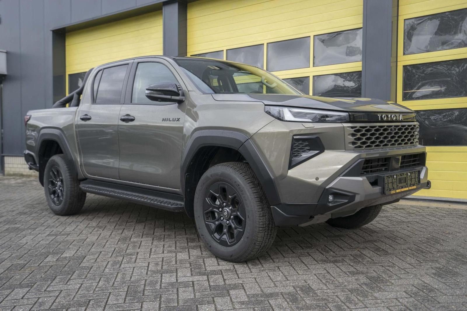 Toyota Hilux 2.8 D-4D Hybrid Invincible JBL voll-aussta
