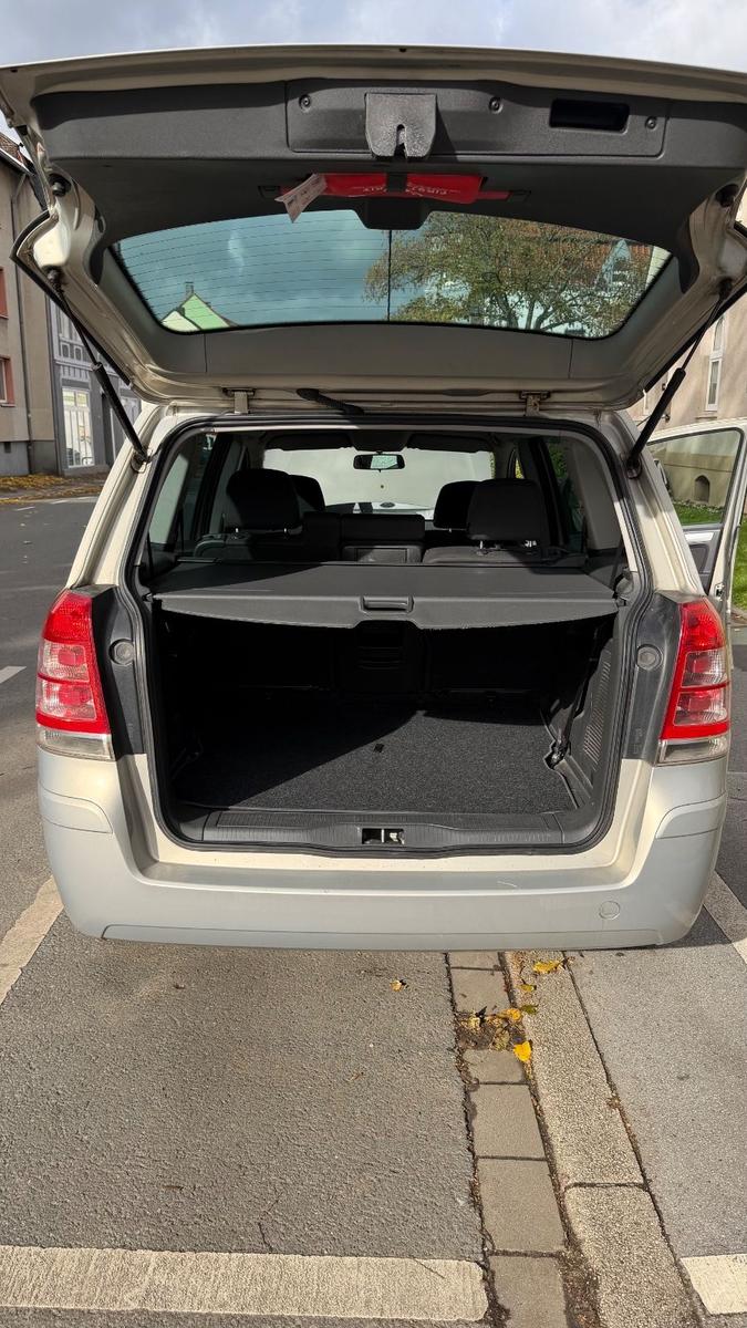 Opel Zafira 2010 — photo 7