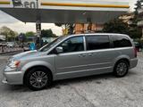 Lancia Voyager 2.8 Turbodiesel Platinum 177 CV - graue Lancia Voyager