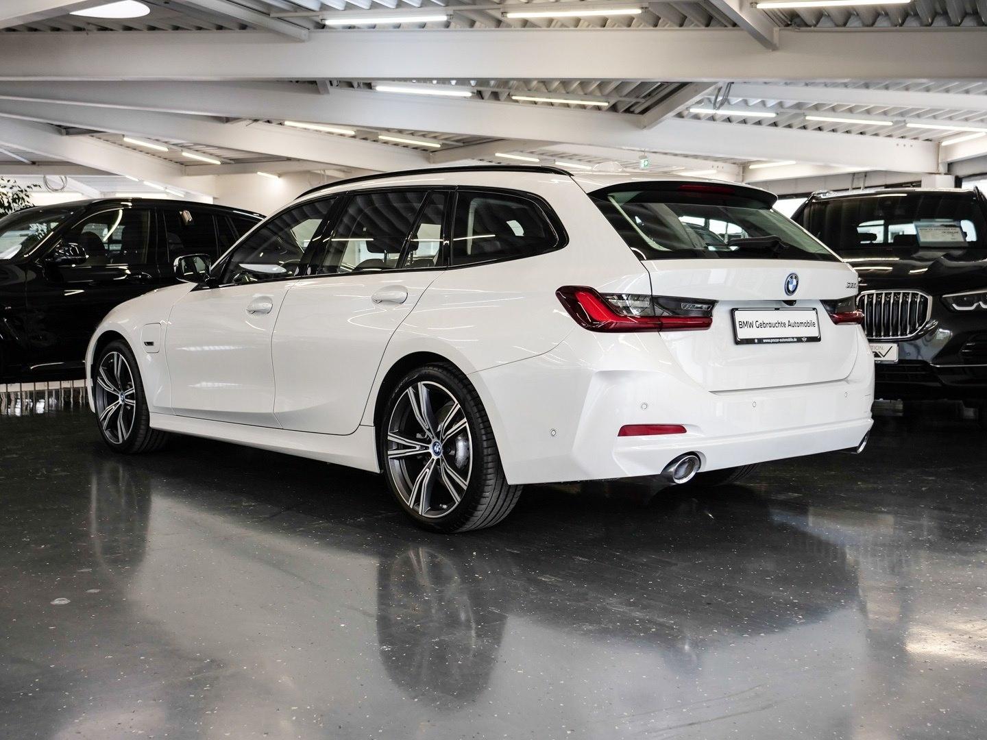 BMW 330e Aut Nav LED Pano Drive+Park HiFi 19"