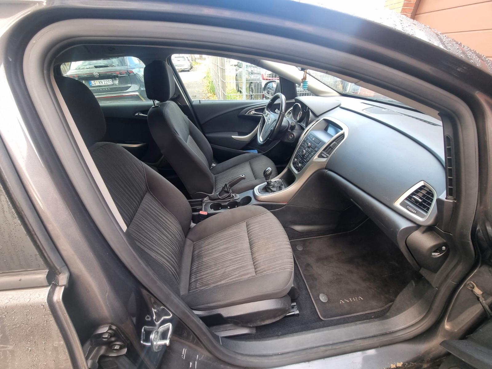 Opel Astra 2012 — photo 9
