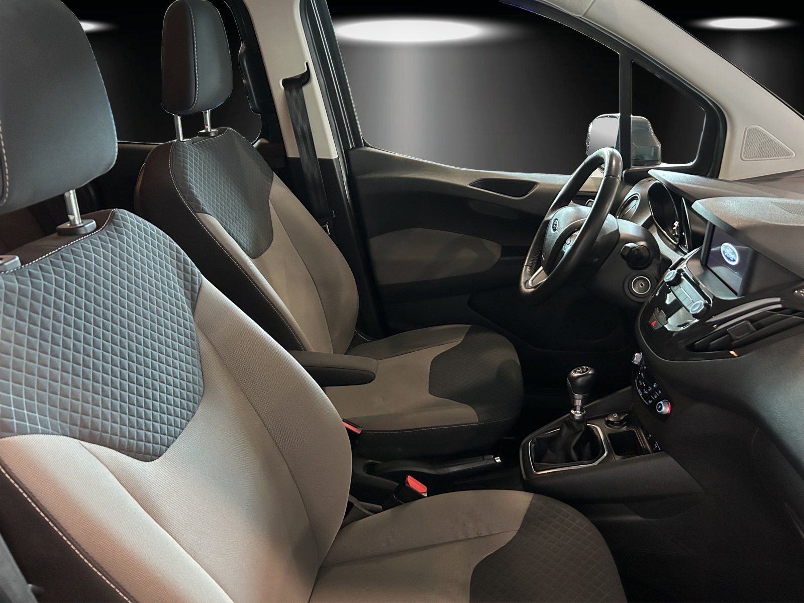 Fahrzeugabbildung Ford Tourneo Courier Titanium