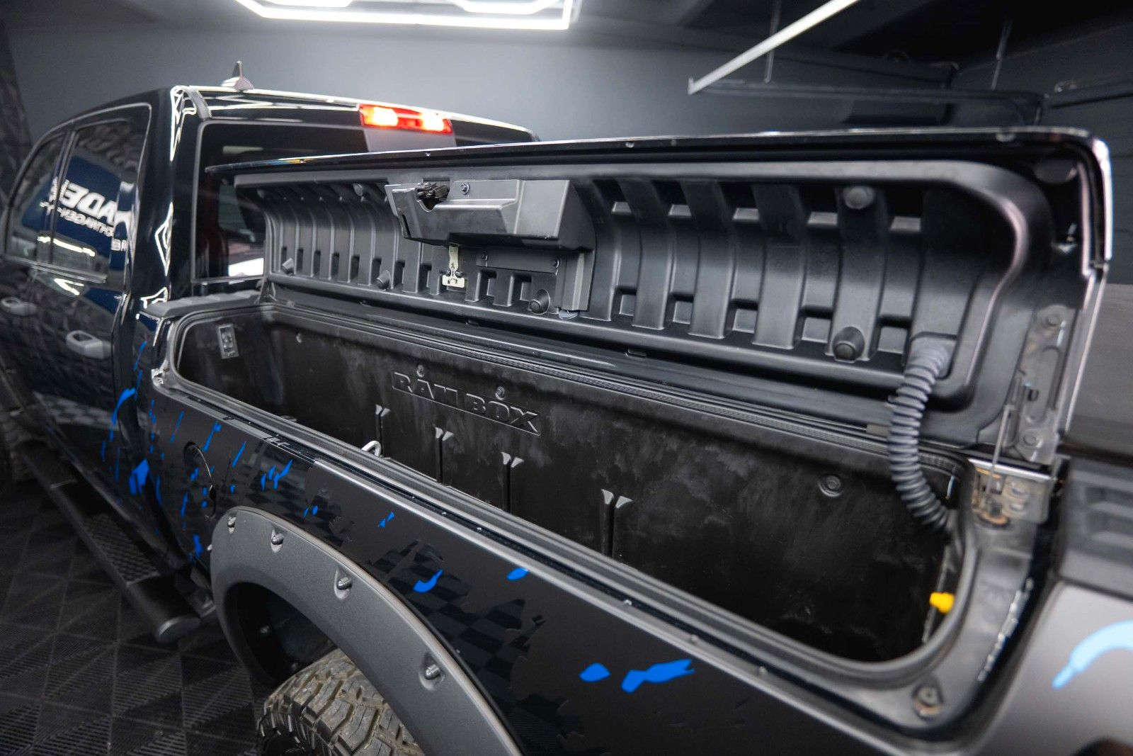 Fahrzeugabbildung Dodge RAM 5.7 V8 HEMI 4x4 OFFROAD Night LONGBED RAMBOX