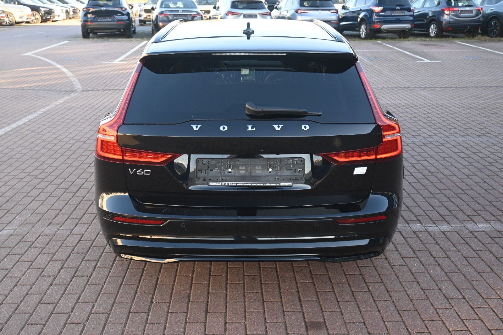 Fahrzeugabbildung Volvo V60 T6 Plus Dark AWD*AHK*LHZG*Leder*