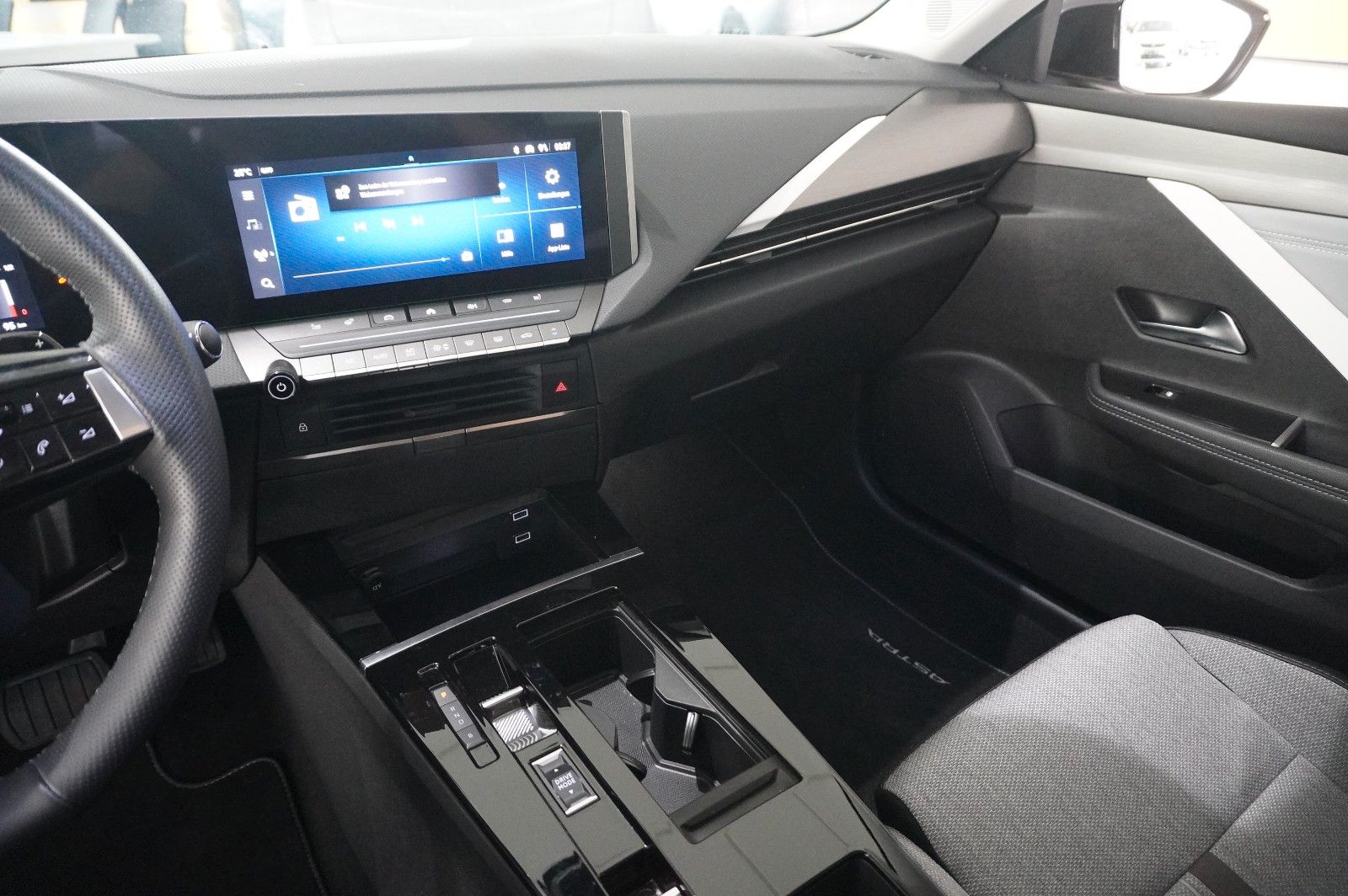 Fahrzeugabbildung Opel Astra L Lim. 1.6 HYBRID ELEGANCE NAVI/LED/KAMERA