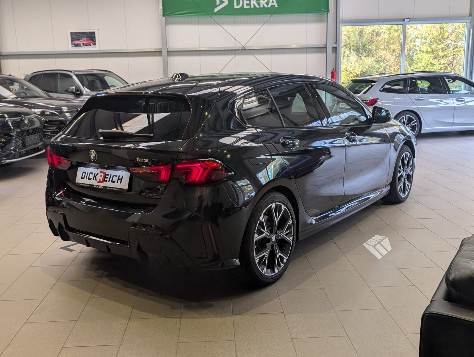 Fahrzeugabbildung BMW 123 i xDrive M-Sport Massag H/K Kamera Pano AHK