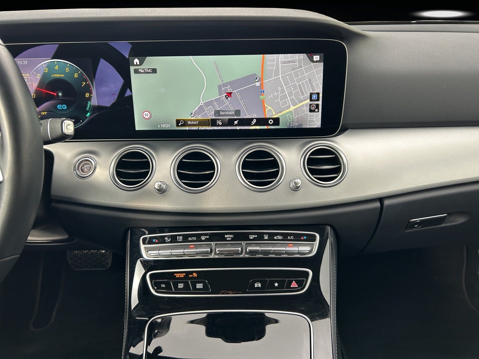 Fahrzeugabbildung Mercedes-Benz E 300e T Avantg AHK Busin DISTRO HighEndMBUX HUD