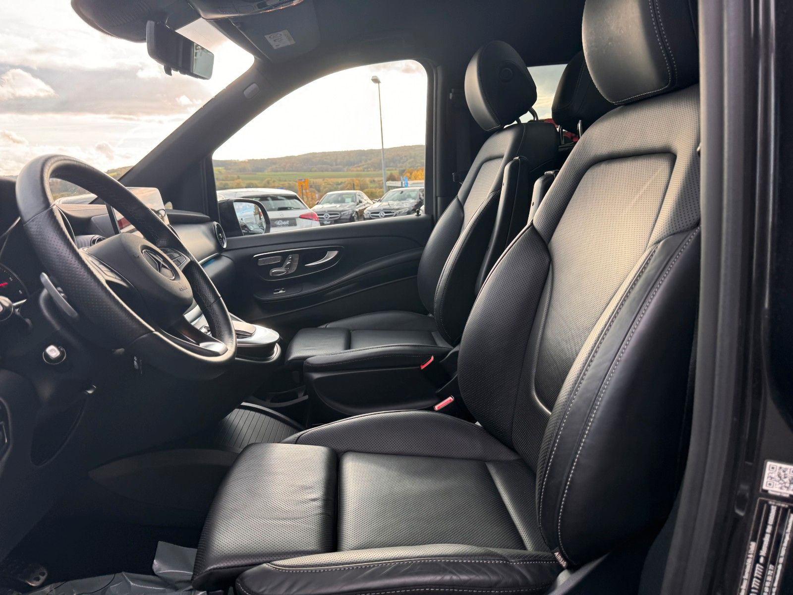 Fahrzeugabbildung Mercedes-Benz V 300 d 4MATIC AVA ED AMG DISTR Stdh AHK2,5 PANO