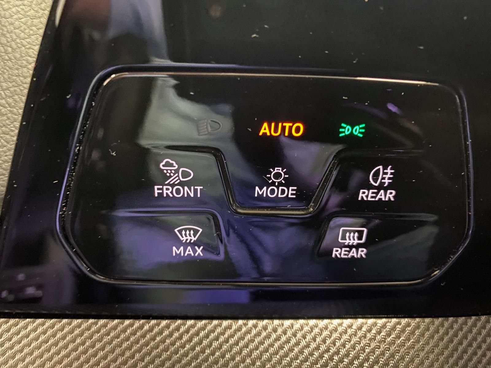 Fahrzeugabbildung Volkswagen Golf 1.5 eTSI R-Line DSG+ACC+360°+HUD+HARMAN KAR