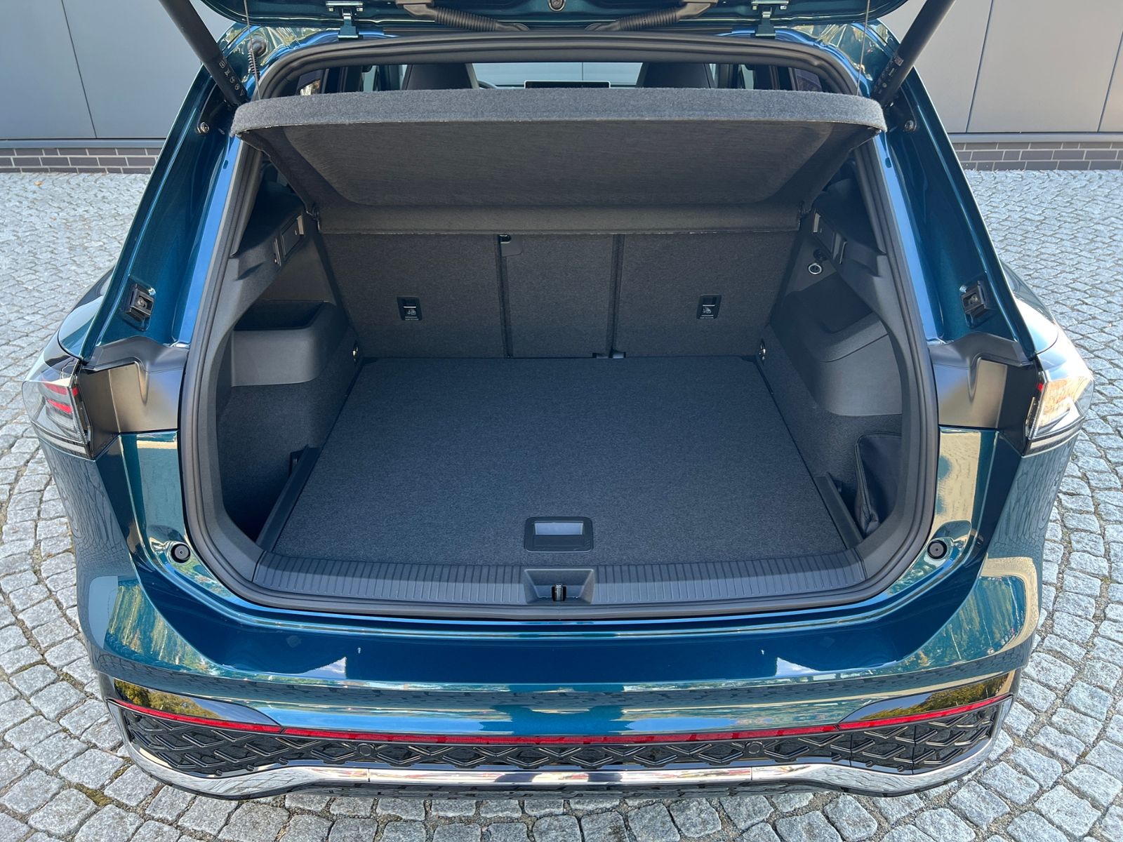 Fahrzeugabbildung Volkswagen Tiguan R-Line 1.5 eTSI DSG *AHK, IQ.Light, DCC,