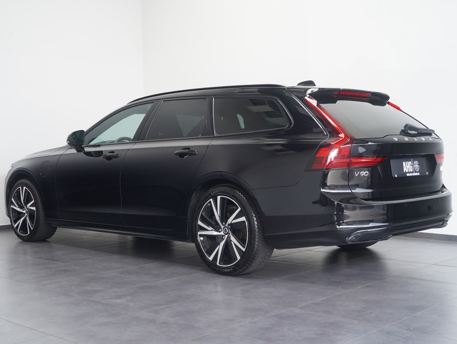 Fahrzeugabbildung Volvo V90 T6 AWD Recharge Plug-In Plus Dark