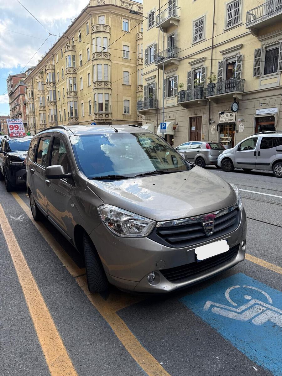 Dacia Lodgy 2013 — rear view