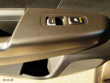 Kia Sportage 2WD AHK-Klima-SHZG-Allwetter-2 Vorbesit