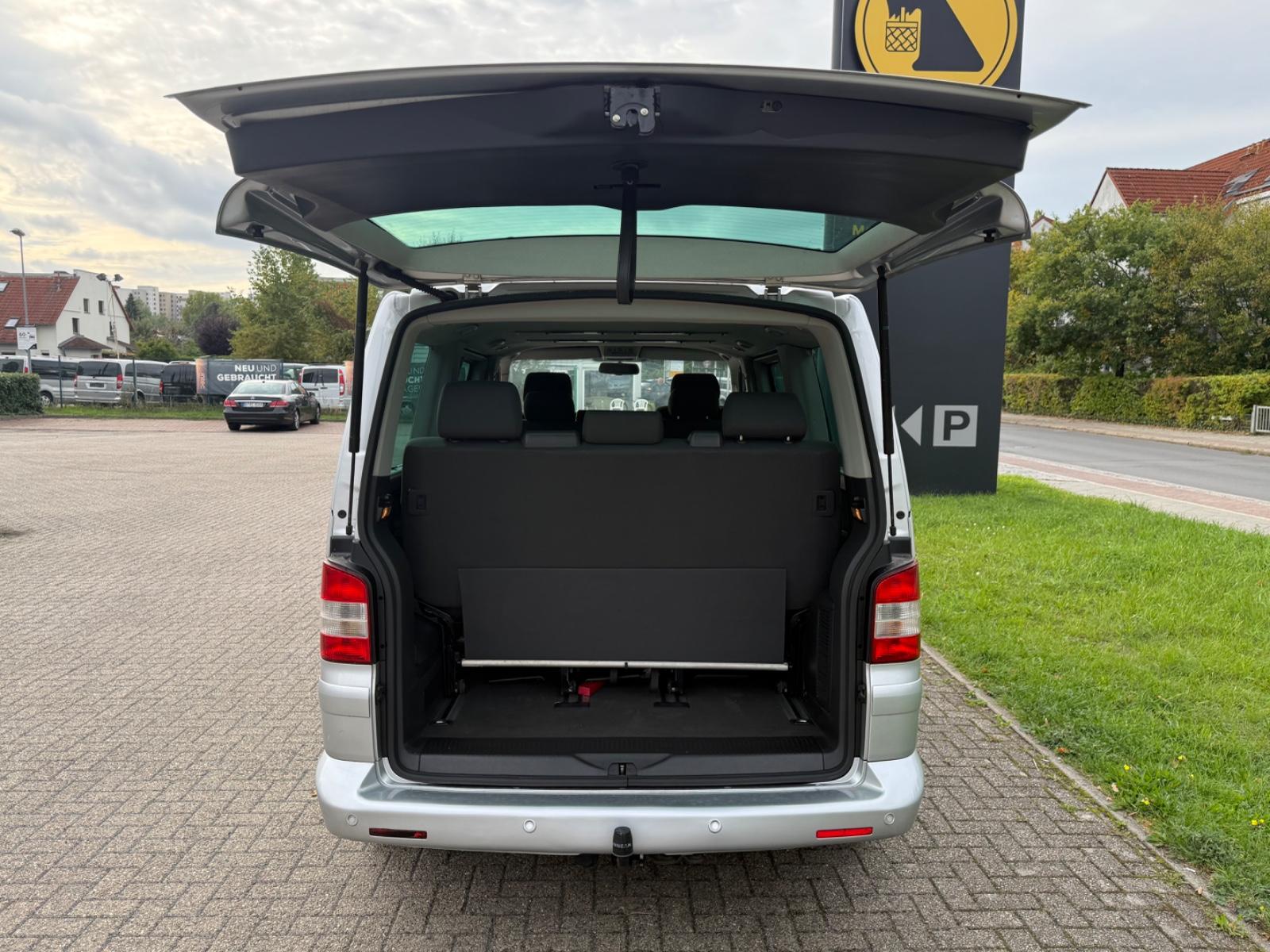 Volkswagen T5 Multivan Comfortline 2.5 TDI 5 cyl. 174 ch BVM / 7 places / Chauffage auxiliaire / GPS / Attelage 2,5 t